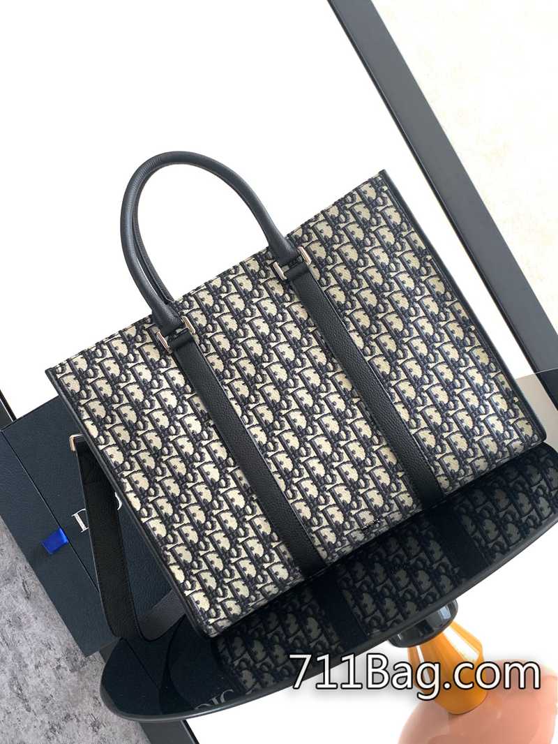 精品Dior 這款 East-West 手袋彰顯經久不衰的高雅風格。采用米色和黑色 Oblique 印花面料精心制作 字體對位與原版一致 Dior高仿錢包-711高仿包包,A貨包包