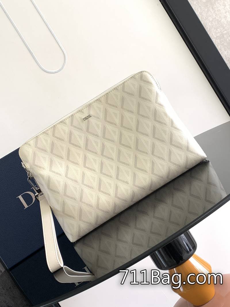 精品高仿Dior 厚款 頂級原單 這款 A5 手拿包是一款優雅簡約的配飾。采用迪奧 CD Diamond 圖案帆佈精心制作 提把無偏位縫合 DiorA貨手提包-711高仿包包,A貨包包